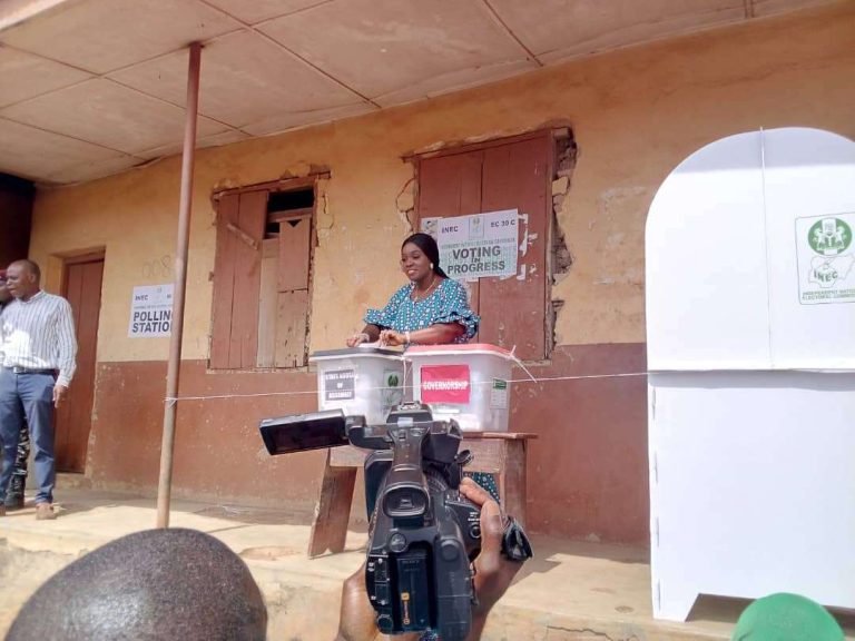 Makinde’s wife casts vote at Ward 11, Unit 8 in Oyo North East LGA
