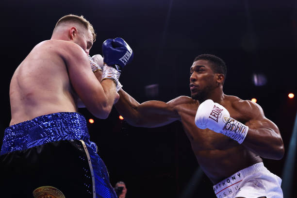 Joshua secures his third consecutive victory with a knockout against Wallin