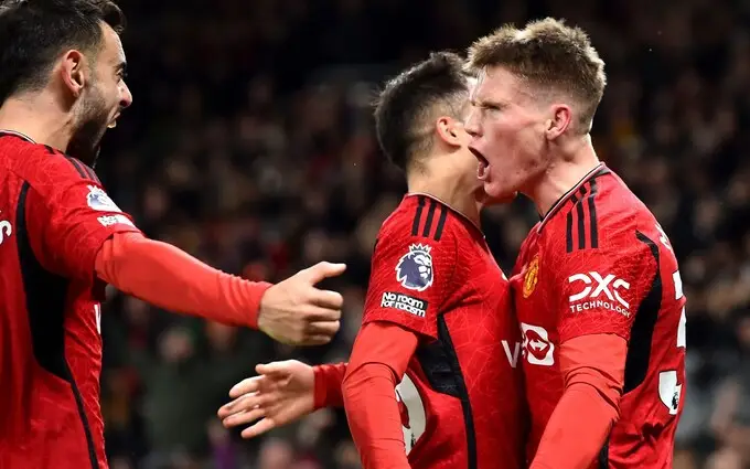 Manchester United secures a 2-1 victory as Chelsea faces defeat in Manchester