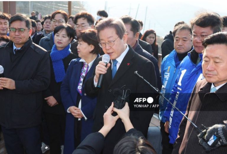 South Korean opposition leader attacked by a man wielding a knife